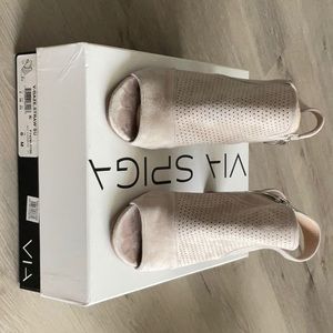 ViaSpiga Suede Sandals (v-gaze), 6M